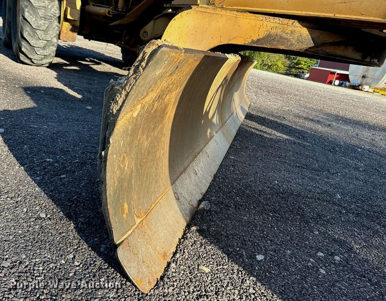 image for item NZ9033 1981 John Deere 672A  motor grader