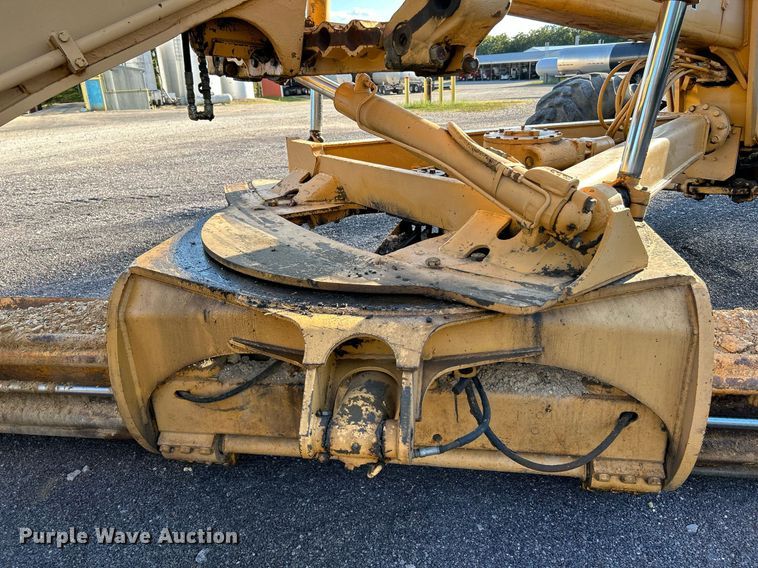 image for item NZ9033 1981 John Deere 672A  motor grader