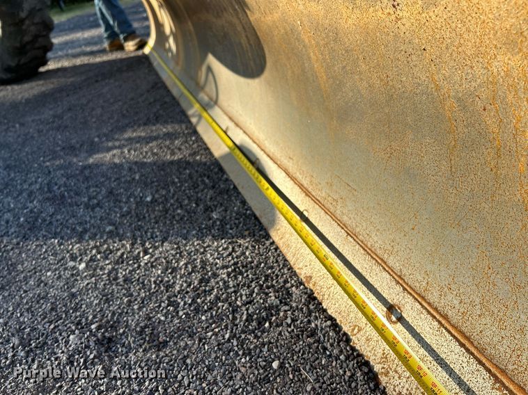 image for item NZ9033 1981 John Deere 672A  motor grader