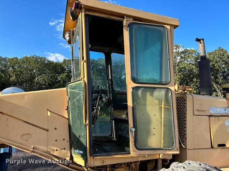 image for item NZ9033 1981 John Deere 672A  motor grader