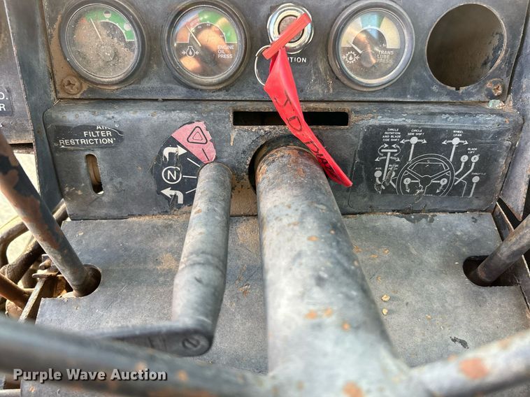 image for item NZ9033 1981 John Deere 672A  motor grader