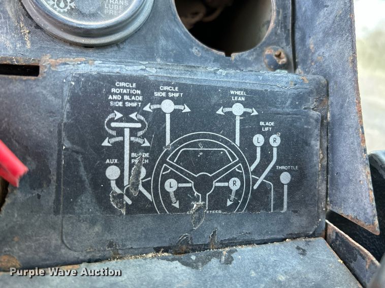 image for item NZ9033 1981 John Deere 672A  motor grader