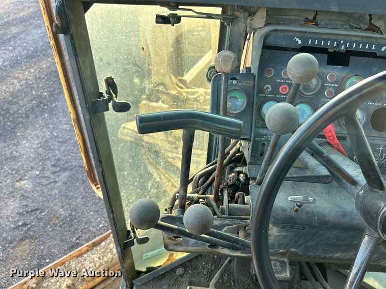 image for item NZ9033 1981 John Deere 672A  motor grader