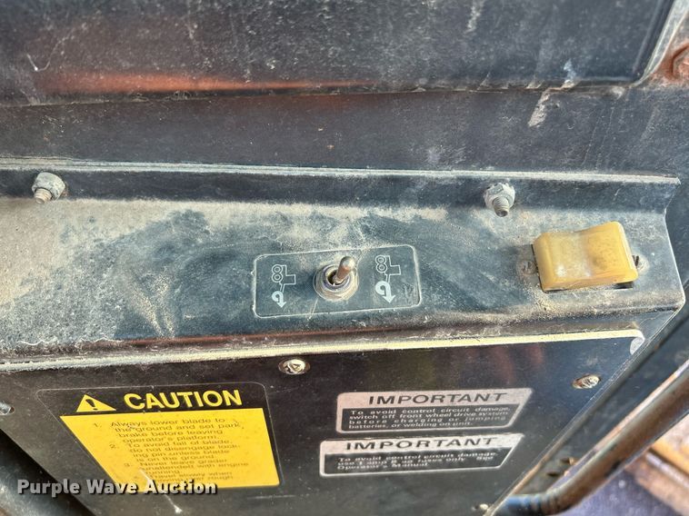 image for item NZ9033 1981 John Deere 672A  motor grader