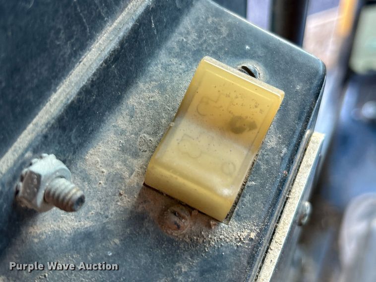 image for item NZ9033 1981 John Deere 672A  motor grader