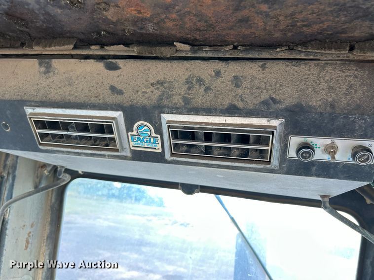 image for item NZ9033 1981 John Deere 672A  motor grader