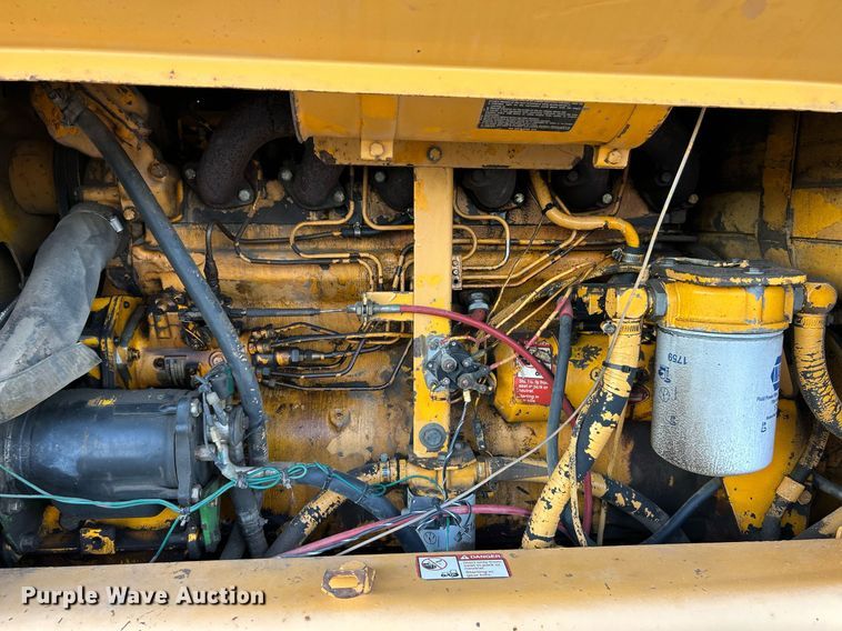 image for item NZ9033 1981 John Deere 672A  motor grader