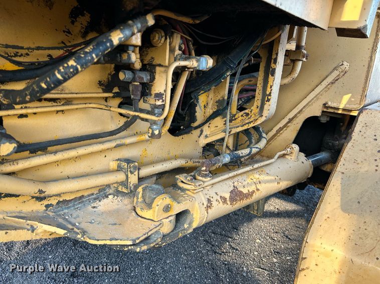 image for item NZ9033 1981 John Deere 672A  motor grader