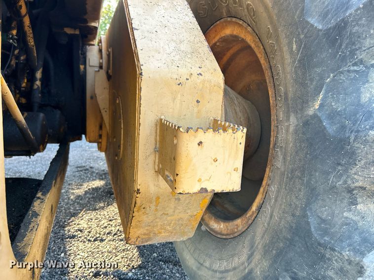 image for item NZ9033 1981 John Deere 672A  motor grader