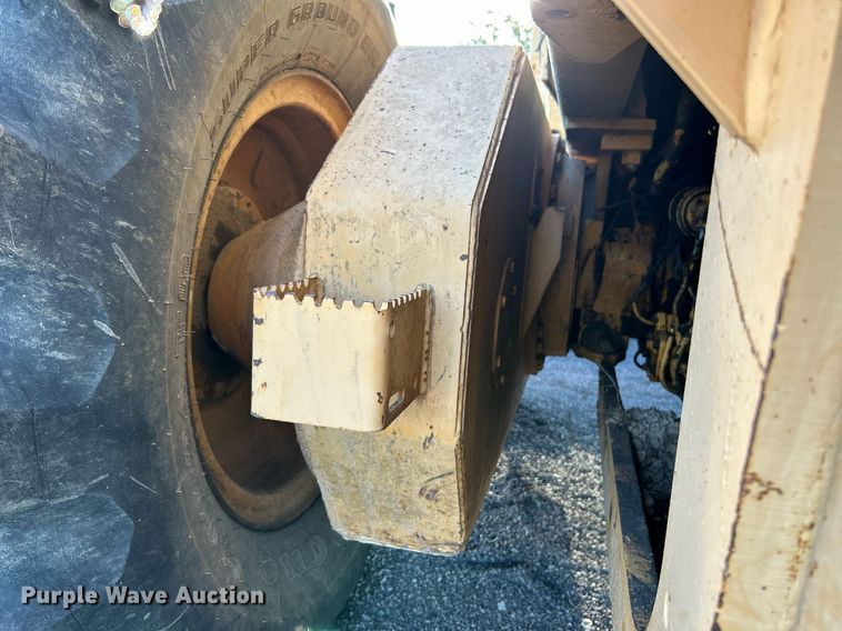 image for item NZ9033 1981 John Deere 672A  motor grader