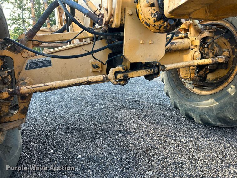 image for item NZ9033 1981 John Deere 672A  motor grader