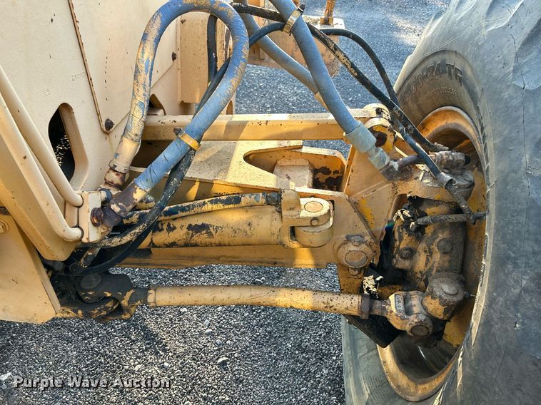 image for item NZ9033 1981 John Deere 672A  motor grader