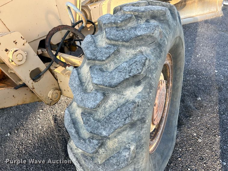 image for item NZ9033 1981 John Deere 672A  motor grader