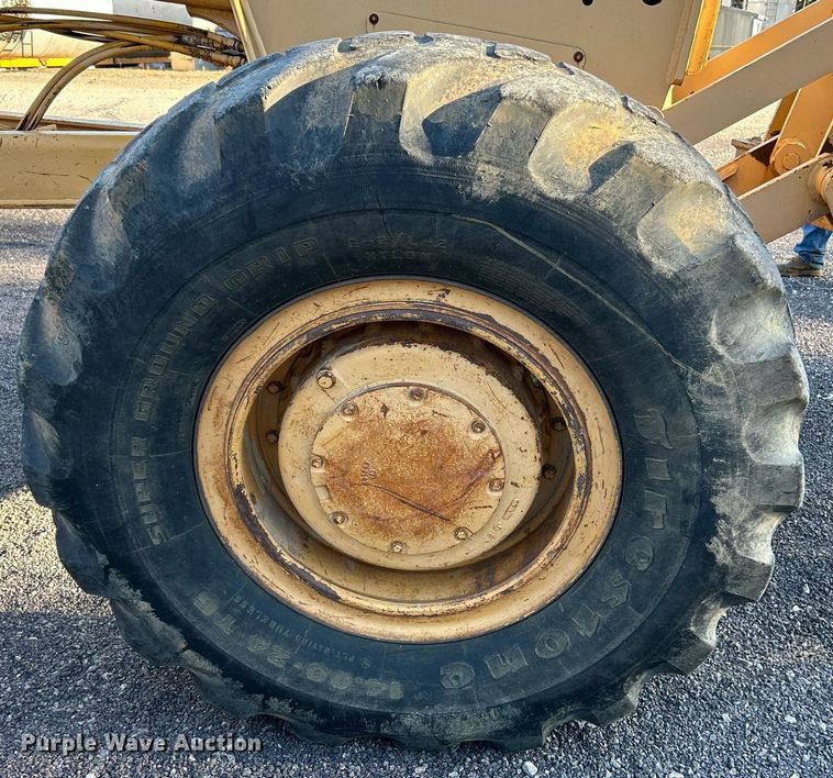 image for item NZ9033 1981 John Deere 672A  motor grader