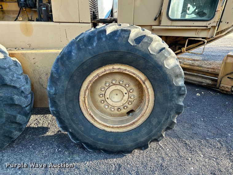 image for item NZ9033 1981 John Deere 672A  motor grader