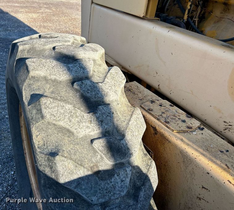 image for item NZ9033 1981 John Deere 672A  motor grader