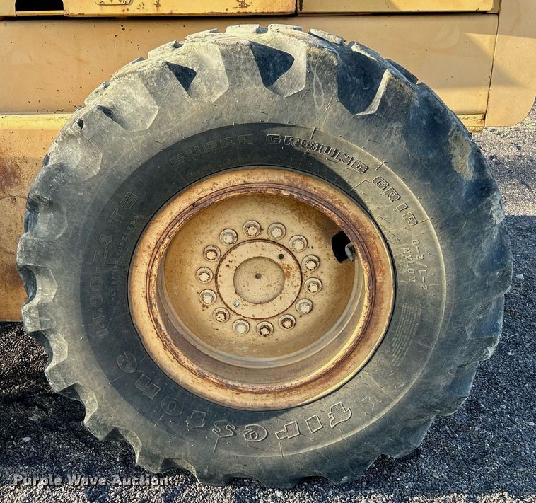 image for item NZ9033 1981 John Deere 672A  motor grader