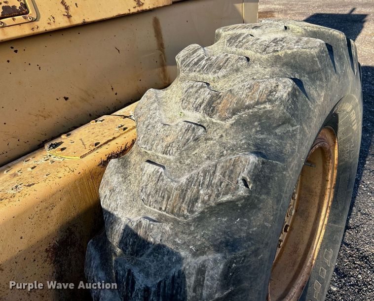 image for item NZ9033 1981 John Deere 672A  motor grader