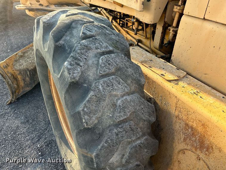 image for item NZ9033 1981 John Deere 672A  motor grader