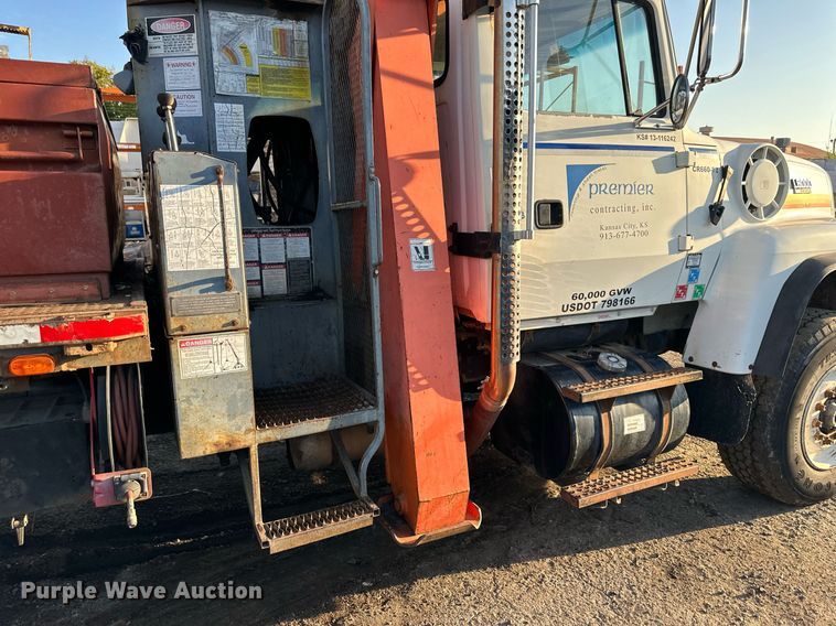 image for item OF9061 1994 Ford L8000  crane truck