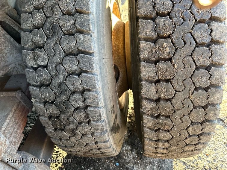 image for item OF9061 1994 Ford L8000  crane truck