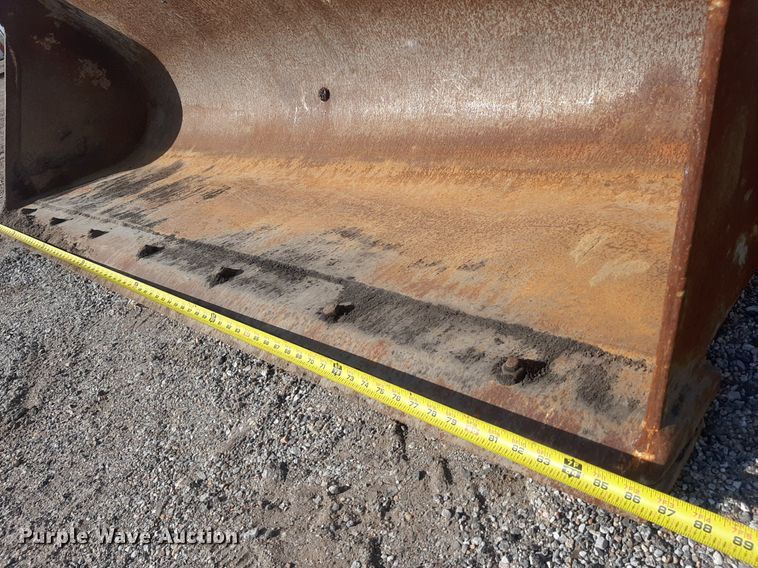 image for item OF9460 2001 John Deere 210LE  landscape tractor