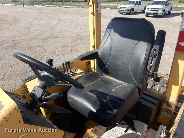 image for item OF9460 2001 John Deere 210LE  landscape tractor