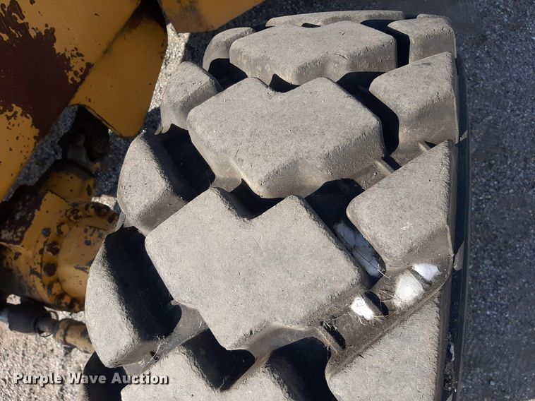 image for item OF9460 2001 John Deere 210LE  landscape tractor