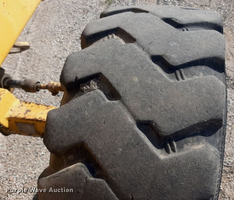 image for item OF9460 2001 John Deere 210LE  landscape tractor