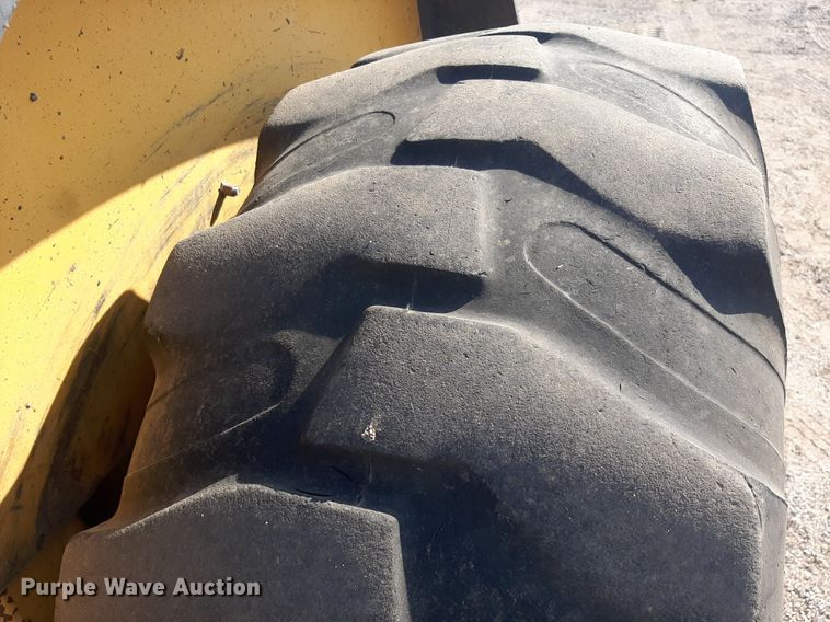 image for item OF9460 2001 John Deere 210LE  landscape tractor