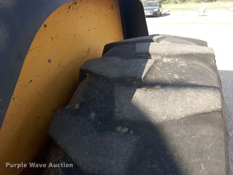 image for item OF9460 2001 John Deere 210LE  landscape tractor