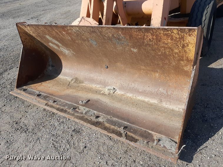 image for item OF9461 2000 John Deere 210LE  landscape tractor