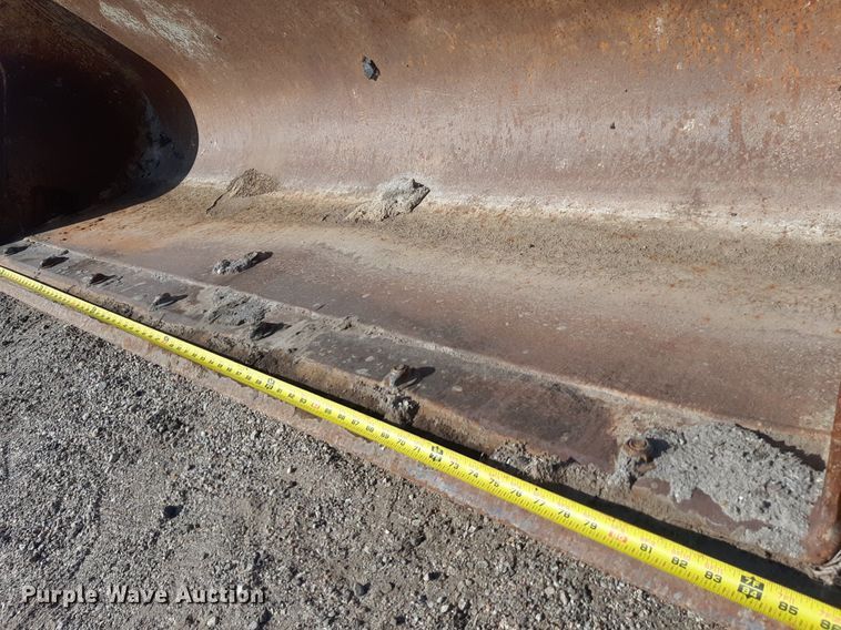 image for item OF9461 2000 John Deere 210LE  landscape tractor