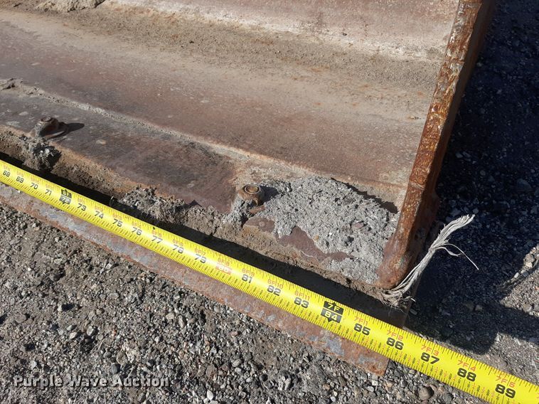 image for item OF9461 2000 John Deere 210LE  landscape tractor