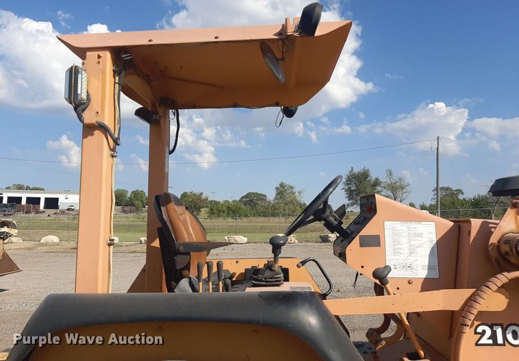 image for item OF9461 2000 John Deere 210LE  landscape tractor