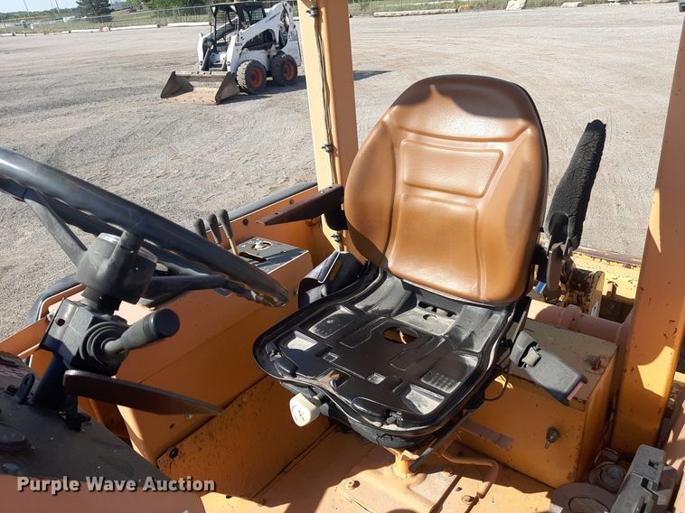 image for item OF9461 2000 John Deere 210LE  landscape tractor