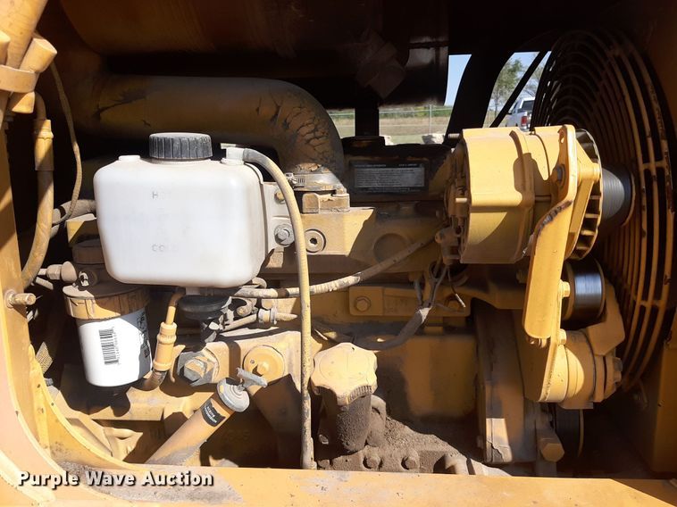 image for item OF9461 2000 John Deere 210LE  landscape tractor