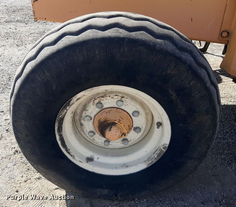 image for item OF9461 2000 John Deere 210LE  landscape tractor