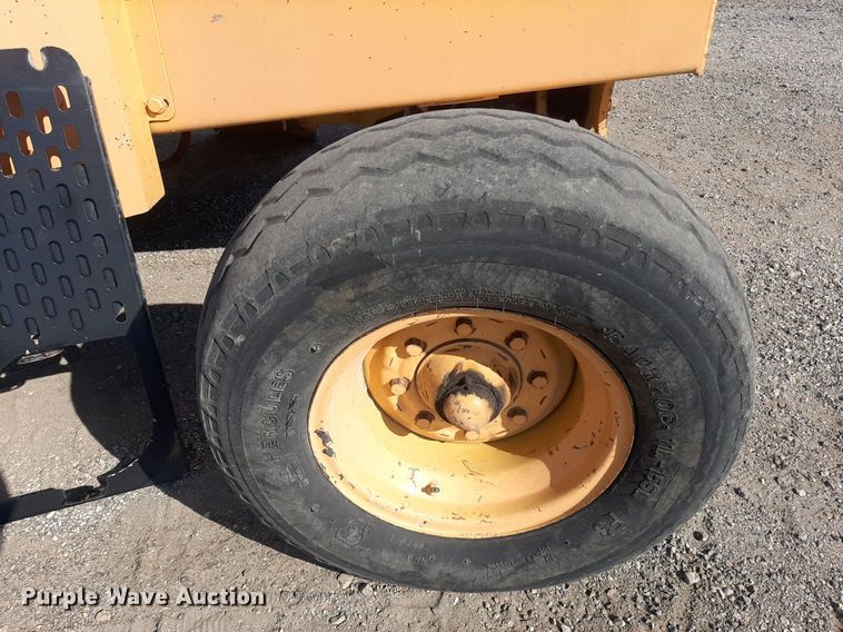 image for item OF9461 2000 John Deere 210LE  landscape tractor