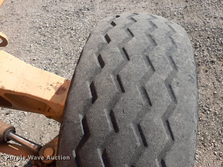 image for item OF9461 2000 John Deere 210LE  landscape tractor