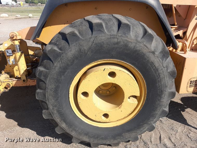 image for item OF9461 2000 John Deere 210LE  landscape tractor