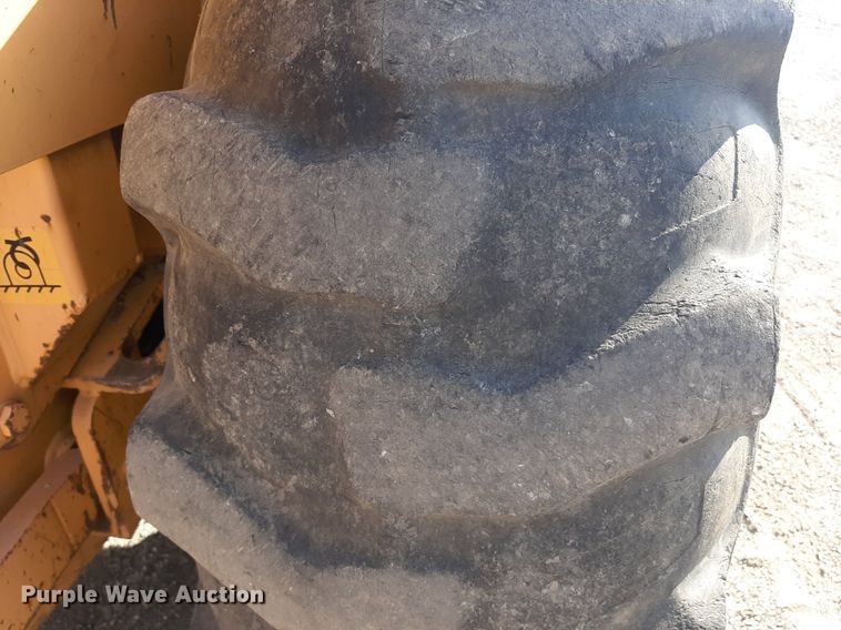 image for item OF9461 2000 John Deere 210LE  landscape tractor