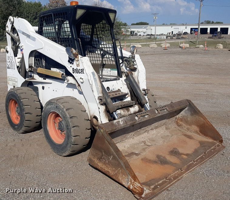 image for item OF9462 2002 Bobcat S300  skid steer loader