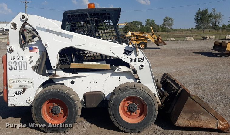 image for item OF9462 2002 Bobcat S300  skid steer loader