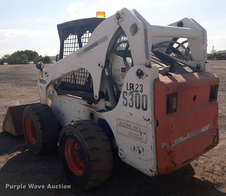 image for item OF9462 2002 Bobcat S300  skid steer loader