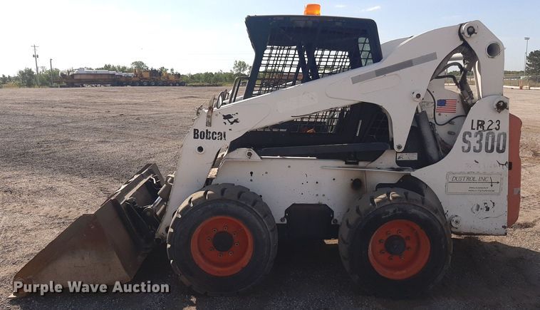 image for item OF9462 2002 Bobcat S300  skid steer loader