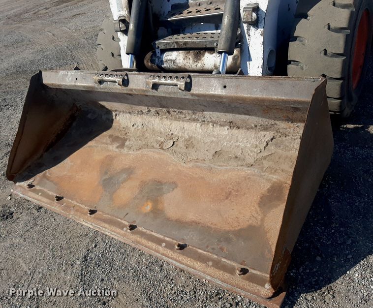 image for item OF9462 2002 Bobcat S300  skid steer loader