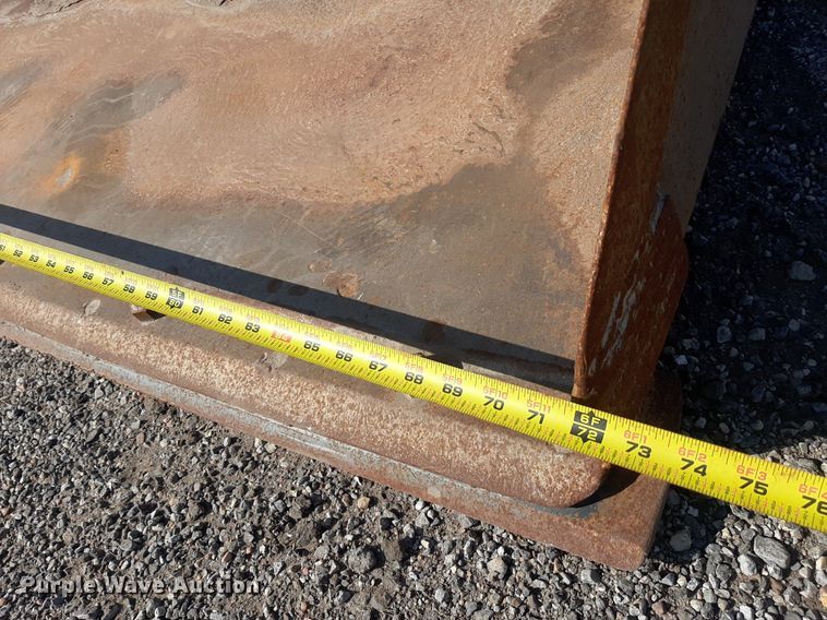 image for item OF9462 2002 Bobcat S300  skid steer loader