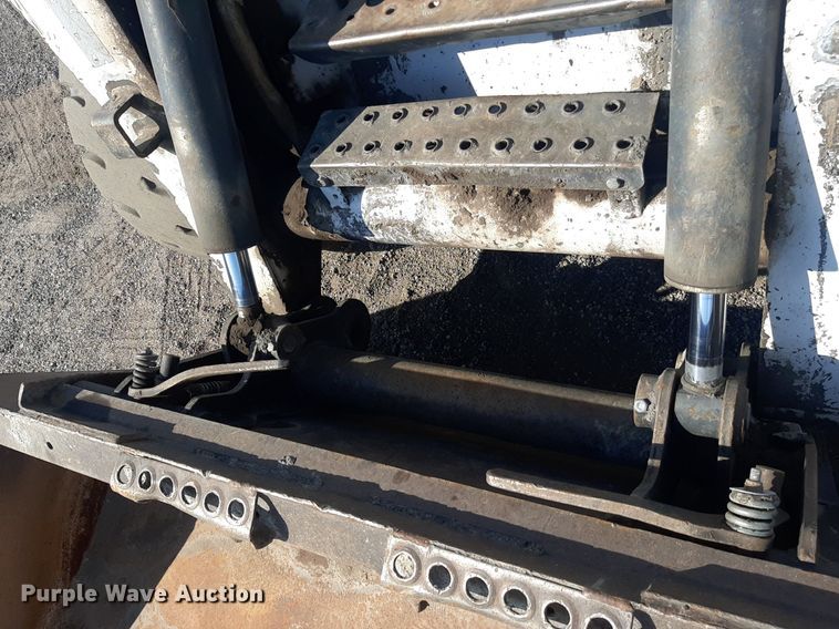 image for item OF9462 2002 Bobcat S300  skid steer loader