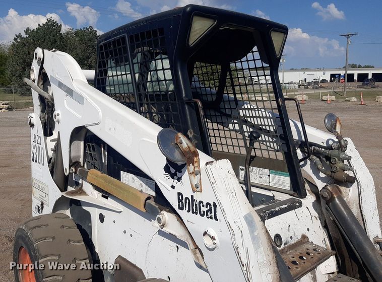 image for item OF9462 2002 Bobcat S300  skid steer loader